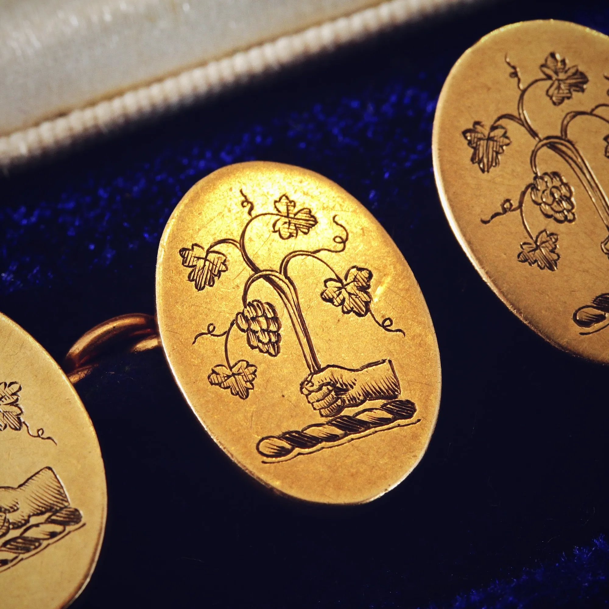 Antique 9ct Gold Grapevine Crest Cufflinks