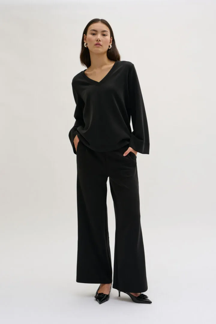 My Essential Wardrobe Elle V-neck Top in Black